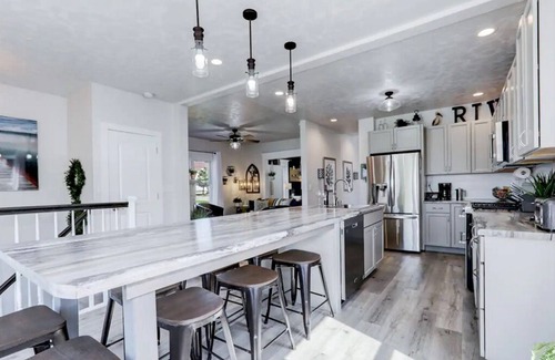 Menasha House | Sleeps 9, Riverview Get-A-Way with Hot Tub! 537 Broad Street Riverview Retreat