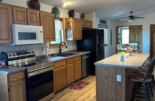 La Crosse House | Sleeps up to 14 people, 5 minutes from downtown, handicap accessible.