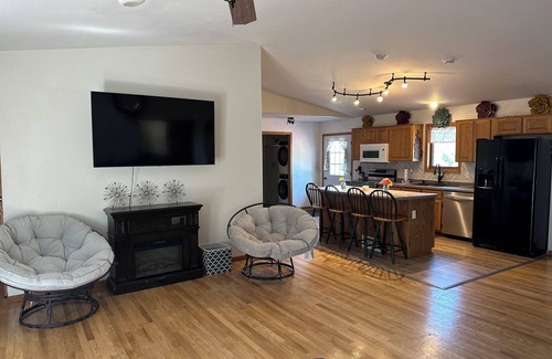 La Crosse House | Sleeps up to 14 people, 5 minutes from downtown, handicap accessible.