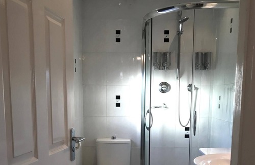 Preston House | Sleeps up to 7, Parking, Office, Preston Nr M6/M65
