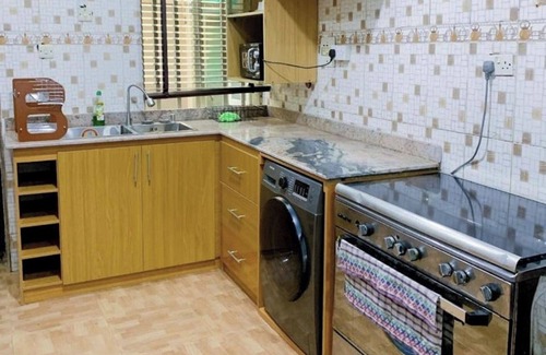 Lagos House | Sleeps6- WiFi- SmartTV- w/d