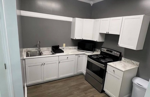 Alexandria Condo | Sleeps8/Designer Shower/Central Area