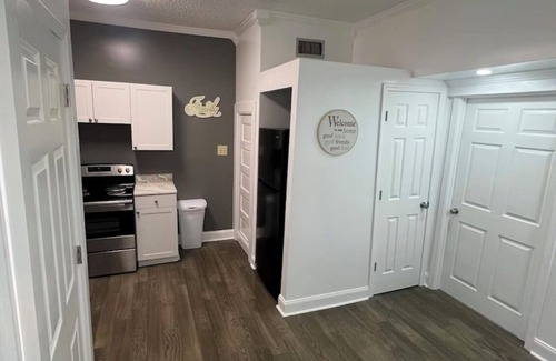 Alexandria Condo | Sleeps8/Designer Shower/Central Area