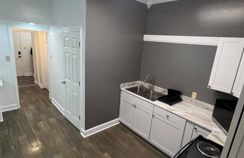 Alexandria Condo | Sleeps8/Designer Shower/Central Area