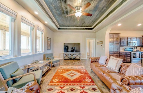 Sheridan House | "Slice of Paradise" Tranquil Rural Escape + Spaceous w/Views
