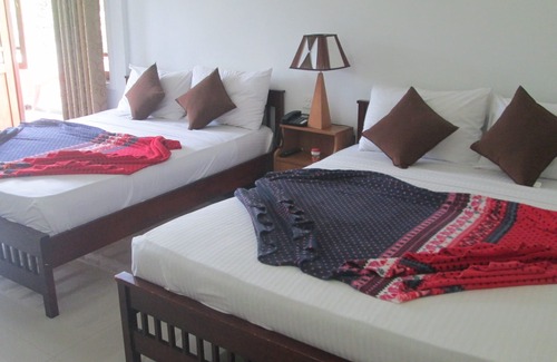 Nallathanniya Hotel | Slightly Chilled Yellow House