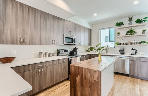 West Colfax House | Sloans Lake + Light Rail I Pet Friendly I Colfax