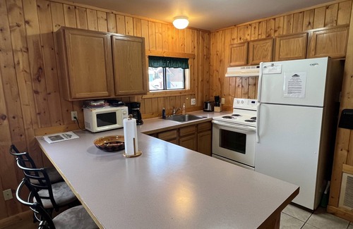 West Yellowstone Cabin | Slough Creek Cabin 130, Comfy 2 Bedroom 1 Bath 2 Minutes to Yellowstone Entrance