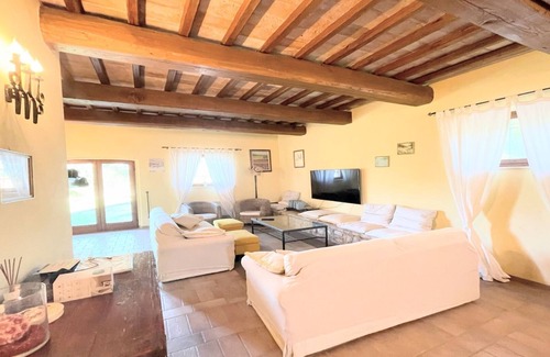 Loreto Villa | Slps 10 In fabulous Todi Villa - walk to Todi central - pool + child play arean
