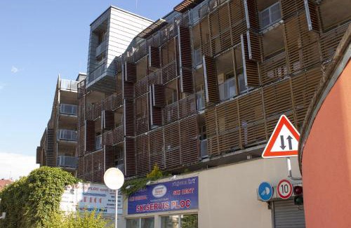 Harrachov Apartment | Slunný dvoupokojový apartmán v centru s nejkrásnějším výhledem v Harrachově a soukromým parkováním v garáži - by Relax Harrachov