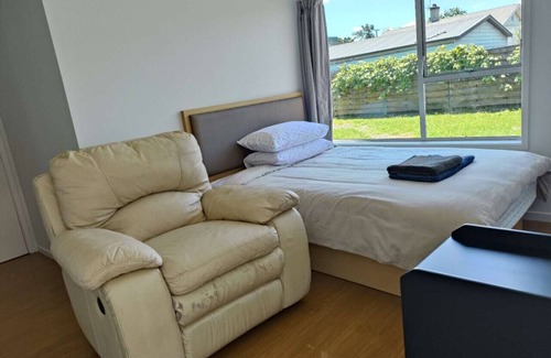 Epsom Apartment | Small 2 bedroom flat 7a Rangiatea Road