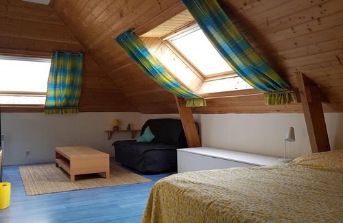 Crach House | Small, cozy and colorful holiday home on a garden 8 km from the beaches