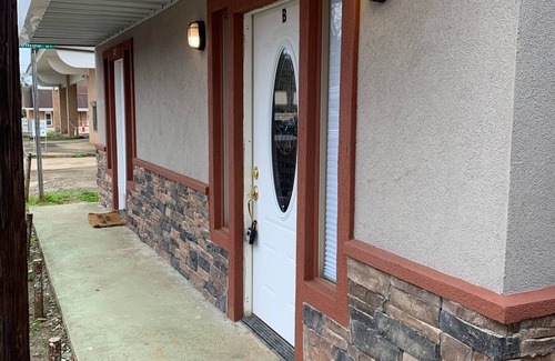 Hemphill Apartment | Small Efficiency Apartment in Quiet Lake Community