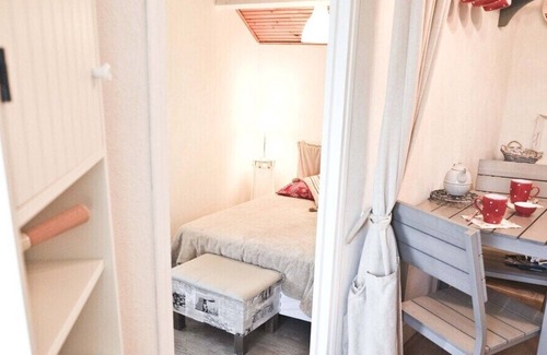 Montaigut-le-Blanc House | Small Escalette. Micro cottage with all mod cons in a typical house, garden and view