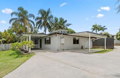 Crestmead House | Small Groups and Families Stylish 3Beds near mall