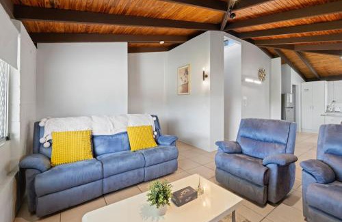 Crestmead House | Small Groups and Families Stylish 3Beds near mall
