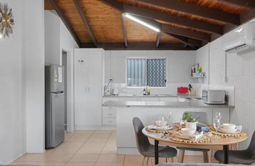 Crestmead House | Small Groups and Families Stylish 3Beds near mall