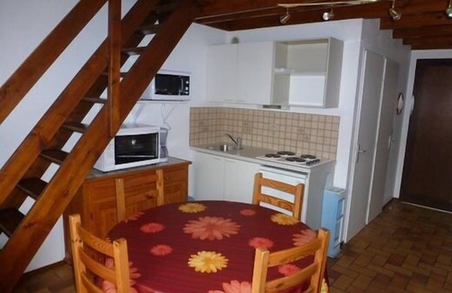 Damgan House | Small house for 4 people in residence with swimming pool