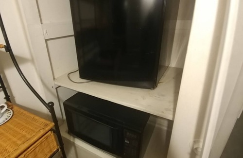 Mount Clemens Apartment | Small studio apt close to St Clair& Clinton River & downtown. Private entrance