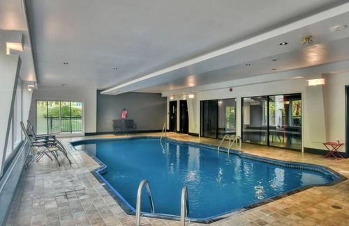Sainte-Adele Apartment | Small studio in Ste-Adèle, with swimming pool and outdoor spas