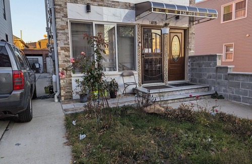 Queens Apartment | Small Studio with all amenities. 5 minutes to fastfood and 24 hours grocery