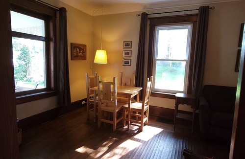 Grey Highlands House | Small Town Charm Retreat, Close to Hiking- Sleeps Ten