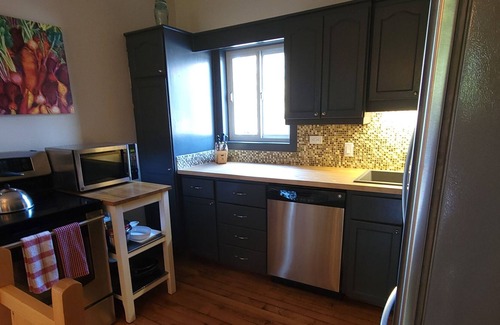 Grey Highlands House | Small Town Charm Retreat, Close to Hiking- Sleeps Ten