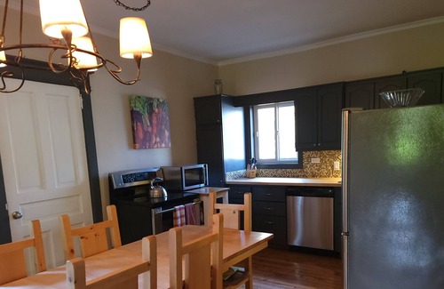 Grey Highlands House | Small Town Charm Retreat, Close to Hiking- Sleeps Ten