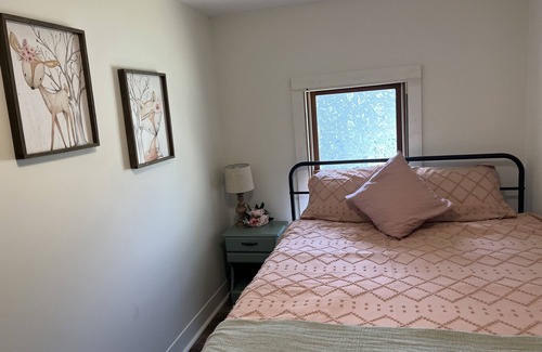 Monroe Center House | Small town Cottage NO pet fee