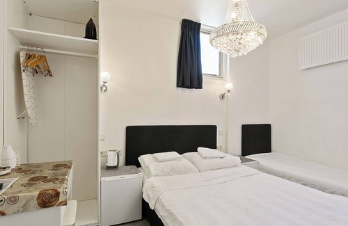 Utrecht Hotel | Small triple room, 1 km from center Utrecht