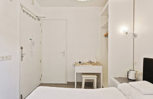 Utrecht Hotel | Small triple room, 1 km from center Utrecht