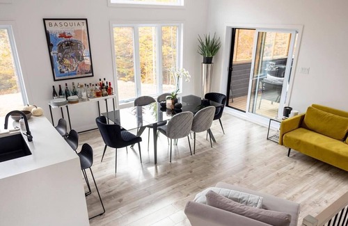 Chertsey Cottage | Smart Cottage with Hot Tub and Basketball Court (haute gamme furniture)
