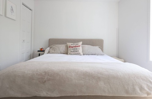 Chertsey Cottage | Smart Cottage with Hot Tub and Basketball Court (haute gamme furniture)