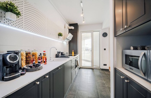 Timisoara Apartment | Smart Home - Gloria Apartment by Avenue with AC, WiFi in welcoming Timișoara
