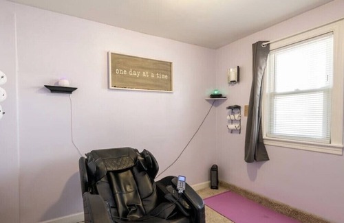 Evergreen Park Apartment | Smart House w/ Spa Room near Chicago