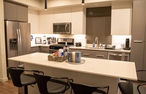 Platinum Triangle Apartment | ★Smart & Luxurious★ ~ Mins to Disney ~ ♛Queen beds