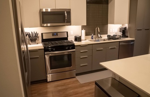Platinum Triangle Apartment | ★Smart & Luxurious★ ~ Mins to Disney ~ ♛Queen beds