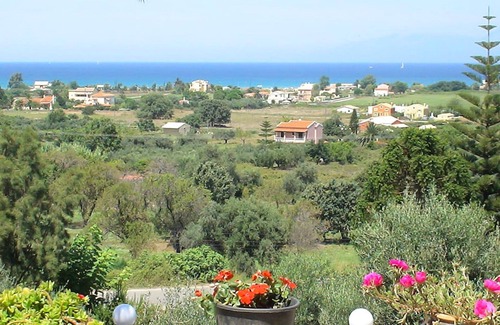 Almiros Beach Apartment | Smart studios and apartments close to the sea with large pool and amazing view