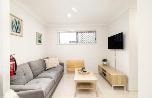Rocklea Apartment | Smart Suites Self Check-in Apartments - W Freney