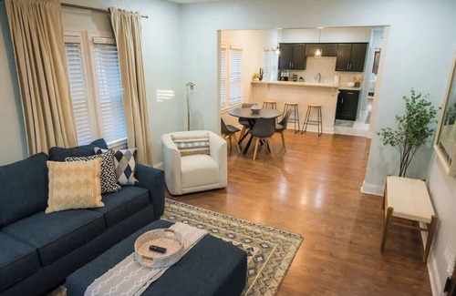 Rockford Apartment | Smart TV | Wifi | Free Parking | 5min to DT | Pets