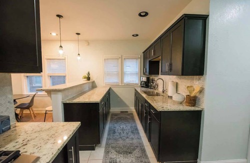 Rockford Apartment | Smart TV | Wifi | Free Parking | 5min to DT | Pets