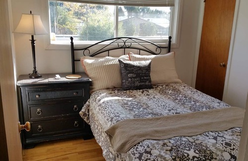 Klamath Falls House | Smarthouse ❤️2 Kings + Queen | BBQ Gas Firepit Patio Chairs |Pet Friendly Huge