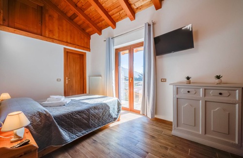 Donnas Bed & Breakfast | 'Smeraldo' Room with Mountain View and Wi-Fi