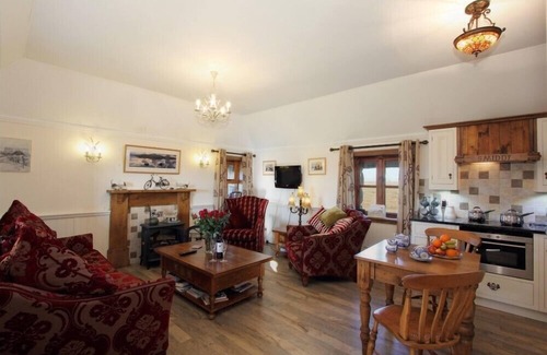 Pollachar Cottage | SMIDDY COTTAGE, pet friendly in Daliburgh, Isle Of South Uist