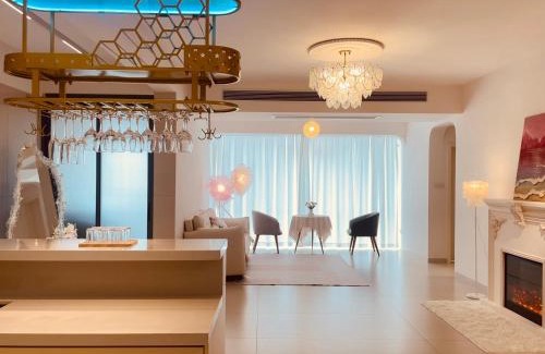 Yongding House | SmileNest Downtown Luxury Suite for 2-10 Guests, Zhangjiajie Attraction Ticket Service, Ideal for Couples, Families & Groups
