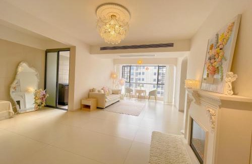 Yongding House | SmileNest Downtown Luxury Suite for 2-10 Guests, Zhangjiajie Attraction Ticket Service, Ideal for Couples, Families & Groups