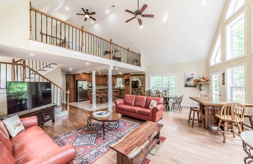 Crane Hill House | Smith Lake ,Off I65,Sleeps 25, Rocket Fiber Internet! Deep Water, Pets Ok.