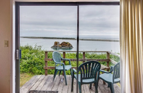 Smith River Cottage | Smith River Vintage Cabin: Oceanfront Deck + Views
