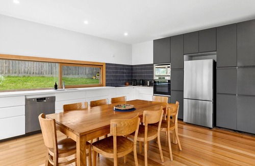Lorne House | Smith - Stroll to the beach