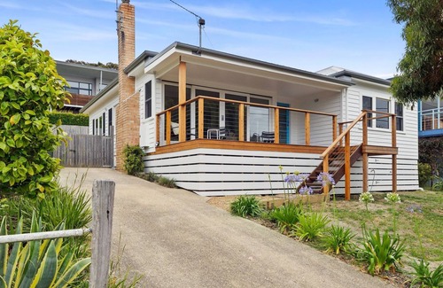 Lorne House | Smith - Stroll to the beach